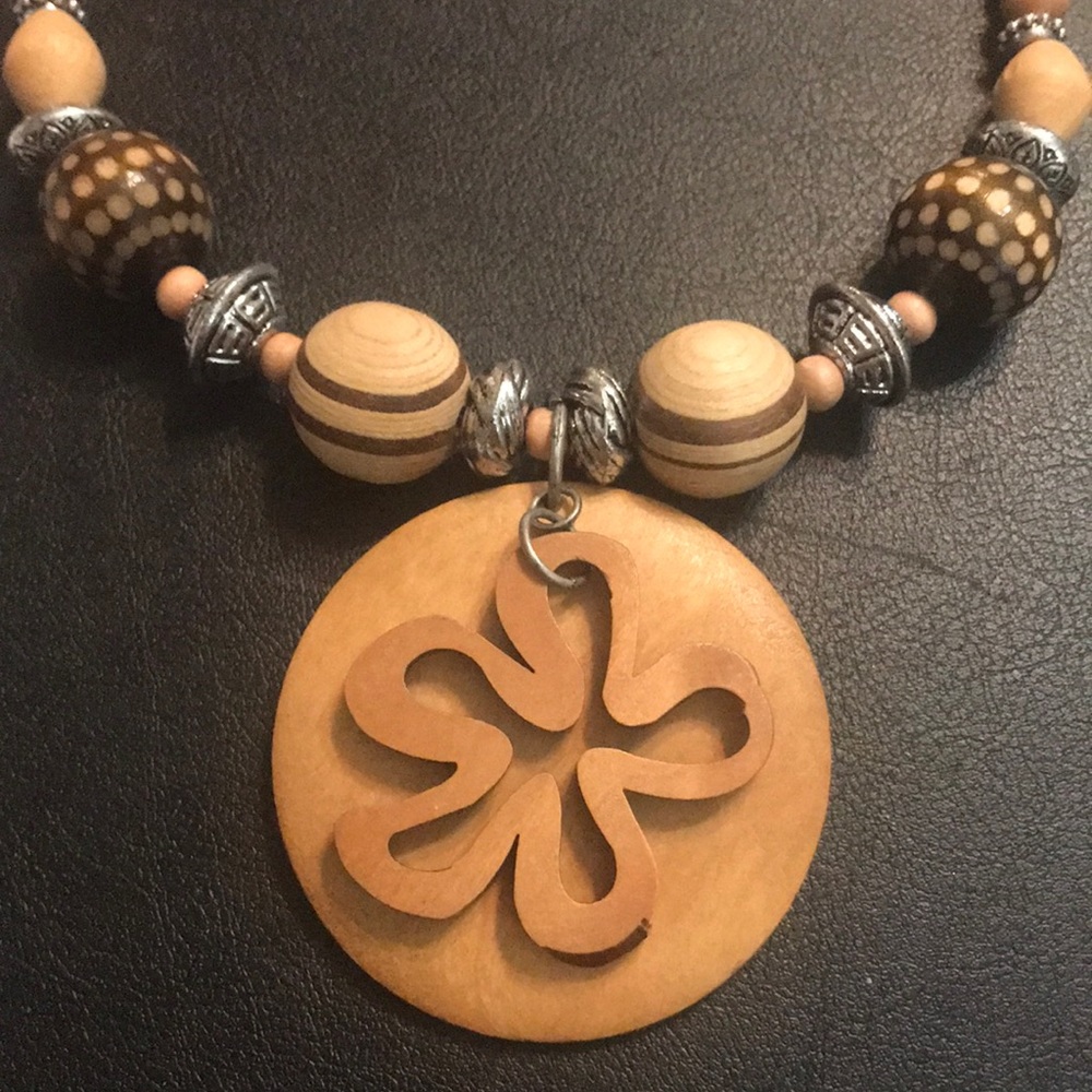 WOODEN FLOWER NECKLACE